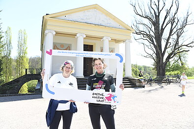 GOETHE KULTURE LAUF: Diese zwei Teilnehmerinnen nahmen sich Zeit für ein Selfie. @ SCC EVENTS