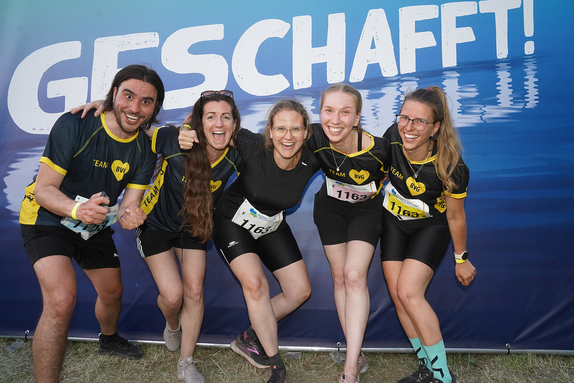 Glücklich im Ziel der Berliner Wasserbetriebe 5x5 km TEAM-Staffel 2023 © SCC EVENTS / Kai Wiechmann