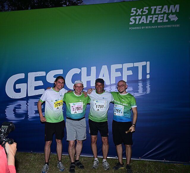 5 x 5 km TEAM-Staffel: Glücklich im Ziel: Ein Team der Berliner Wasserbetriebe in 2023 © SCC EVENTS / PETKO BEIER