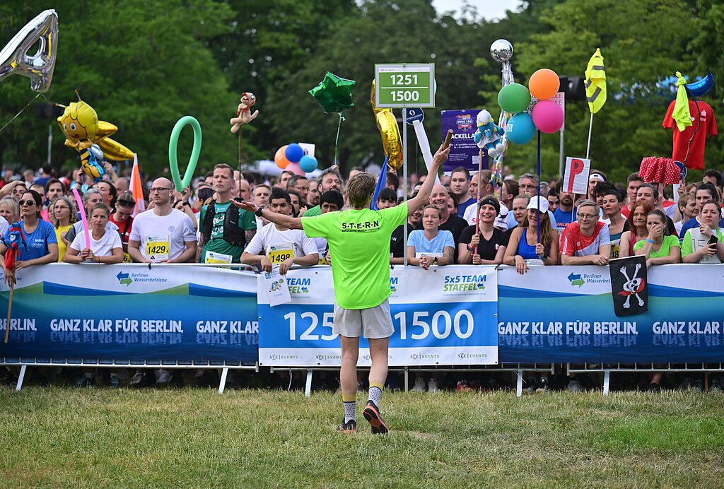 Herausforderung Staffelstabübergabe in der Wechselzone © SCC EVENTS / Petko Beier