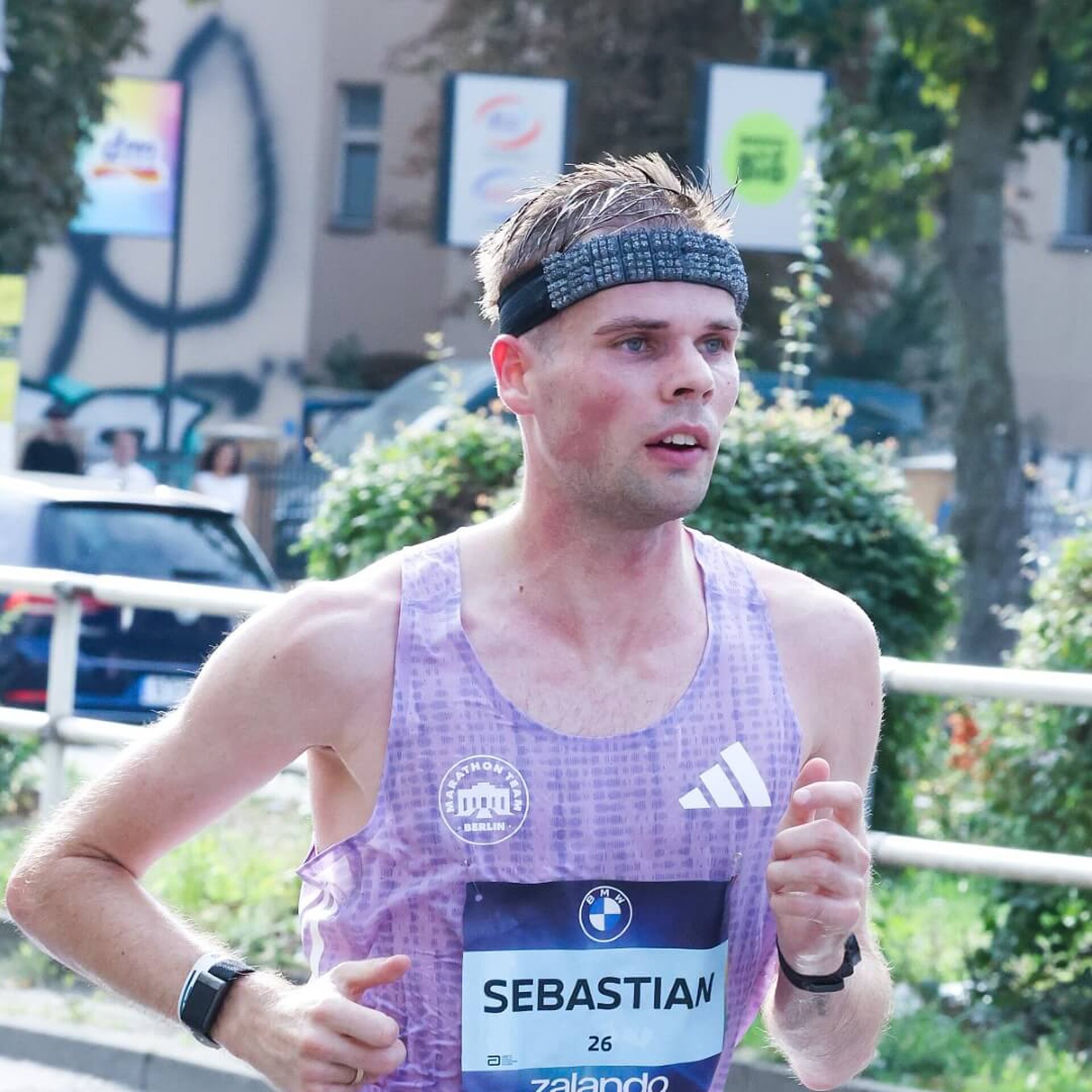 Sebastian Hendel, Startnummer 26, mit Kühl-Stirnband beim BERLIN-MARATHON.